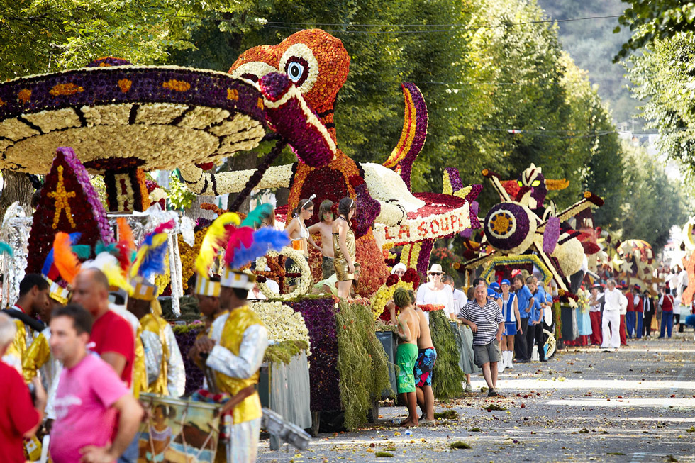 Chars de la fête des fleurs à Luchon