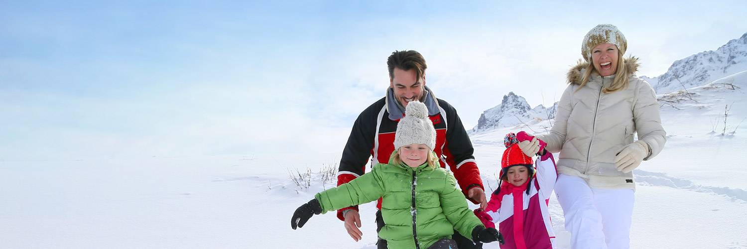 famille en vacance à la neige