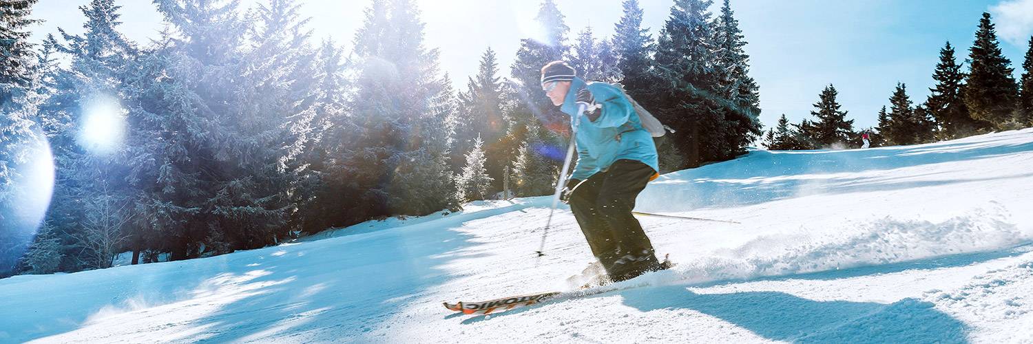 Un homme fait du ski