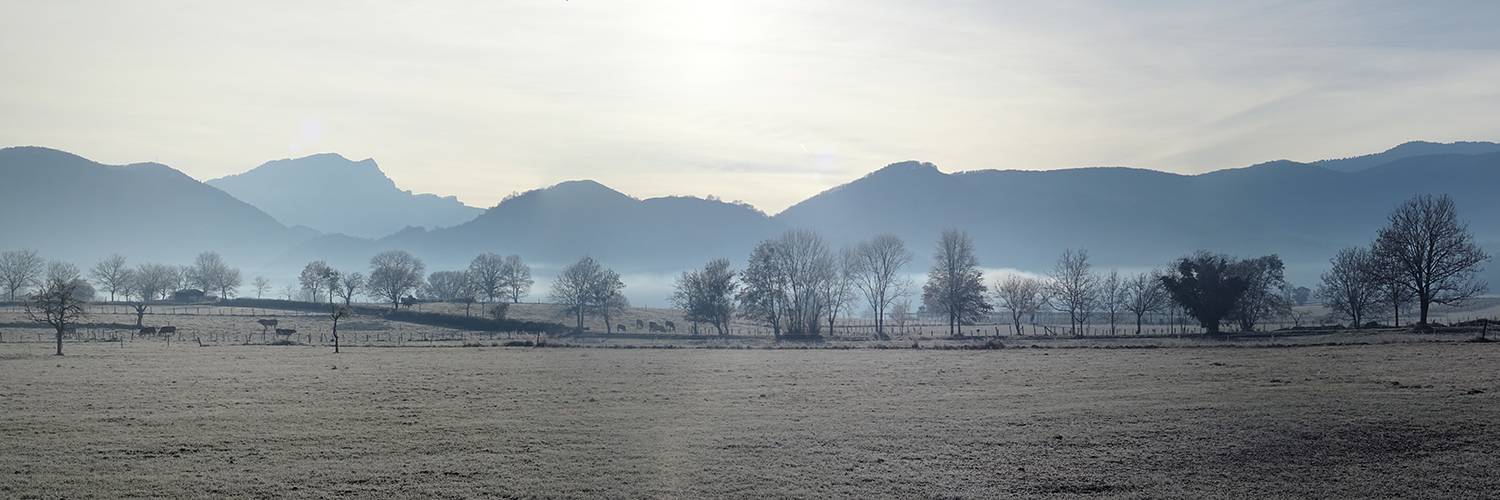 Soleil voilé sur la chaine des Pyrénées