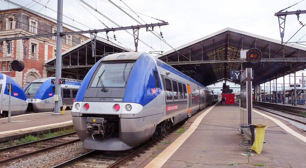 Train TER au départ de la gare Toulouse-Matabiau