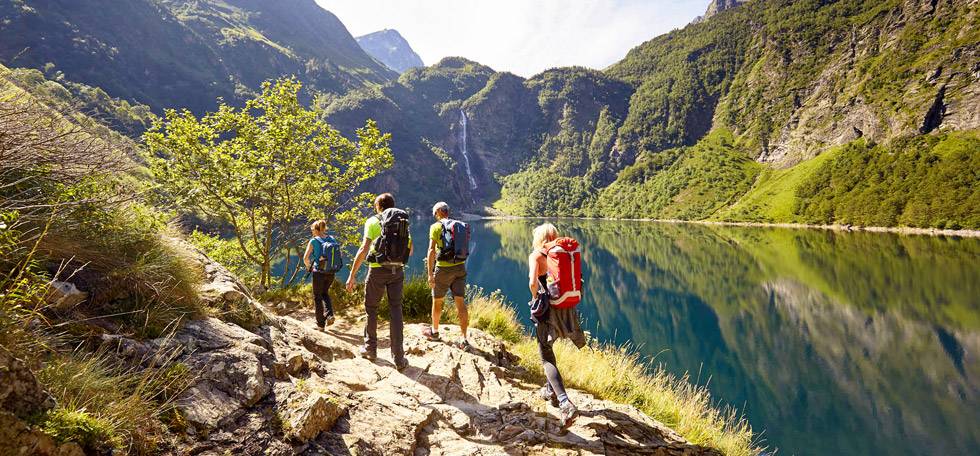 4 randonneurs homme et femme au lac d'Oô