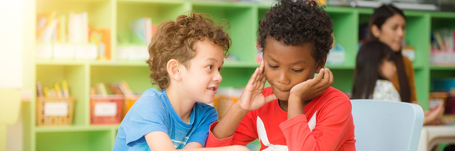 2 enfants jouent ensemble