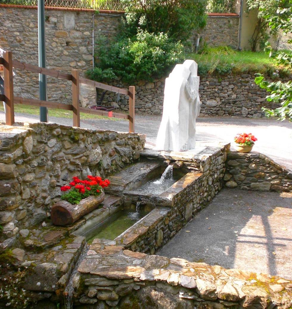 Abrevoir et sculpture en marbre blanc à Lège