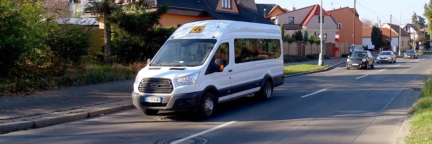 minibus circulant dans un village